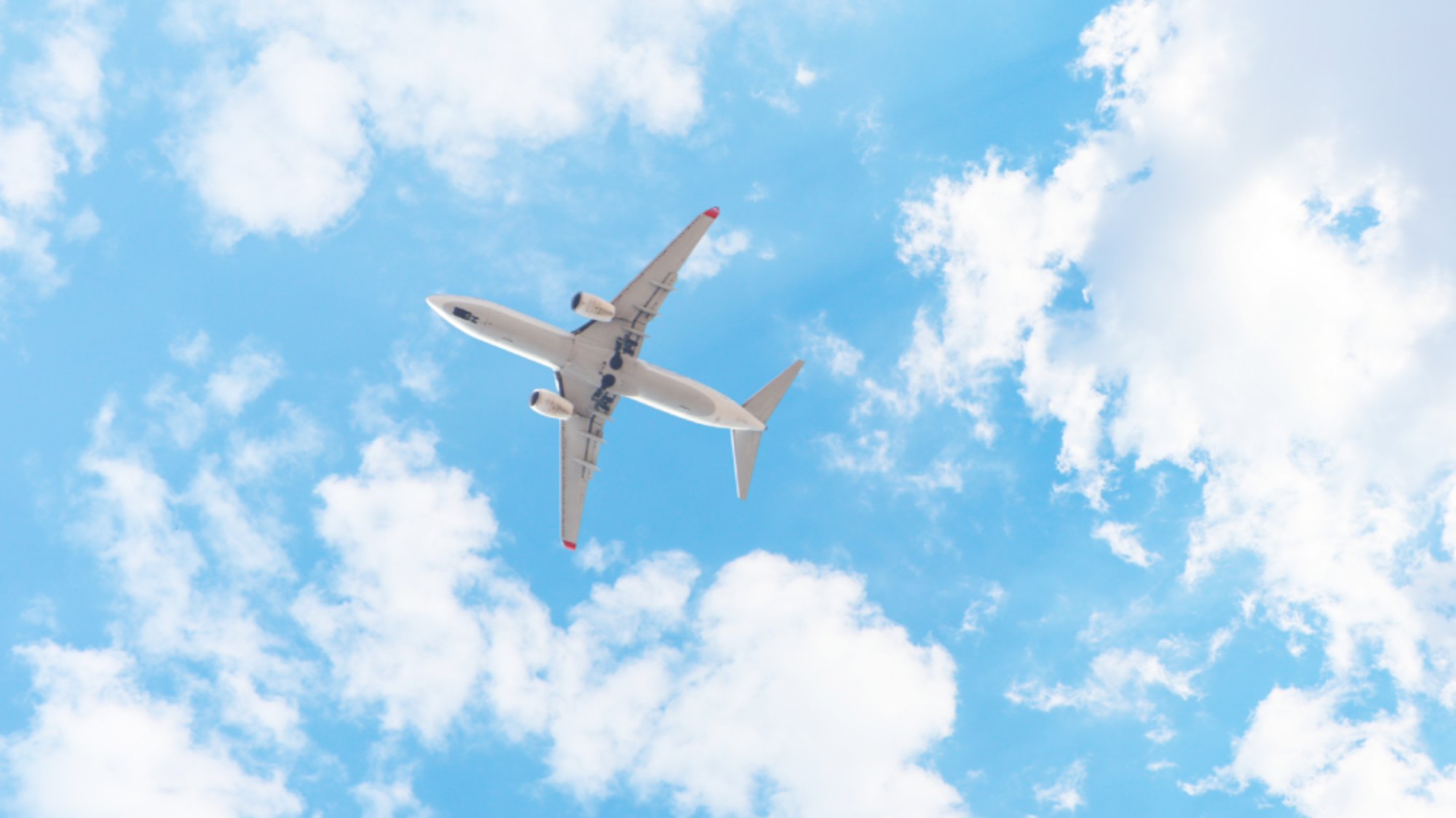 Flugzeug vor blauem Himmel